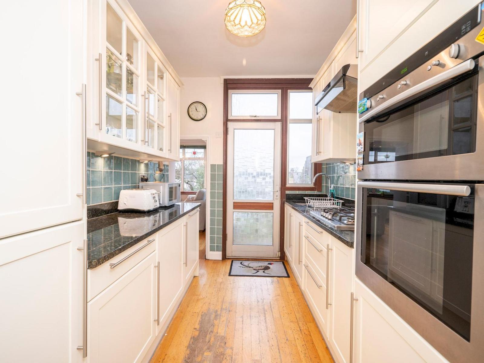 Spacious 3bedroom House Near Crystal Palace Pass The Keys
