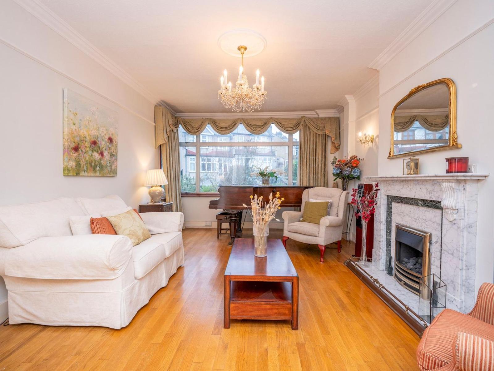 Spacious 3bedroom House Near Crystal Palace Pass The Keys