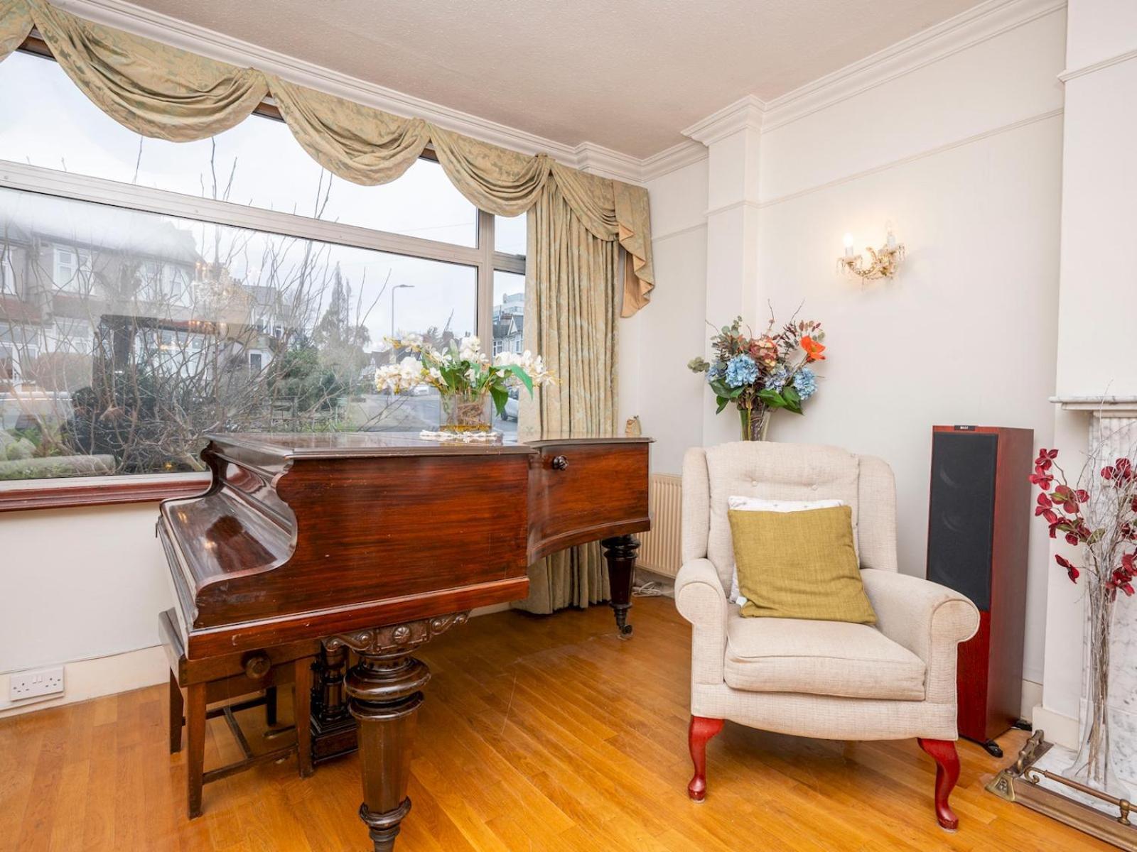 Spacious 3bedroom House Near Crystal Palace Pass The Keys Londra