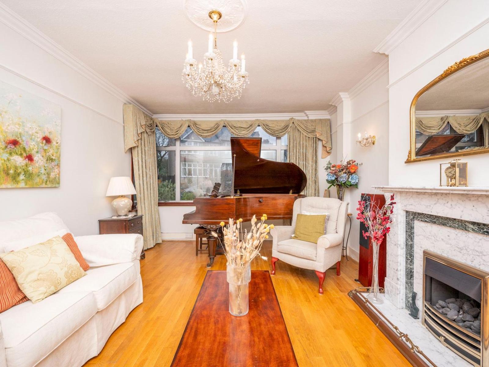 Spacious 3bedroom House Near Crystal Palace Pass The Keys